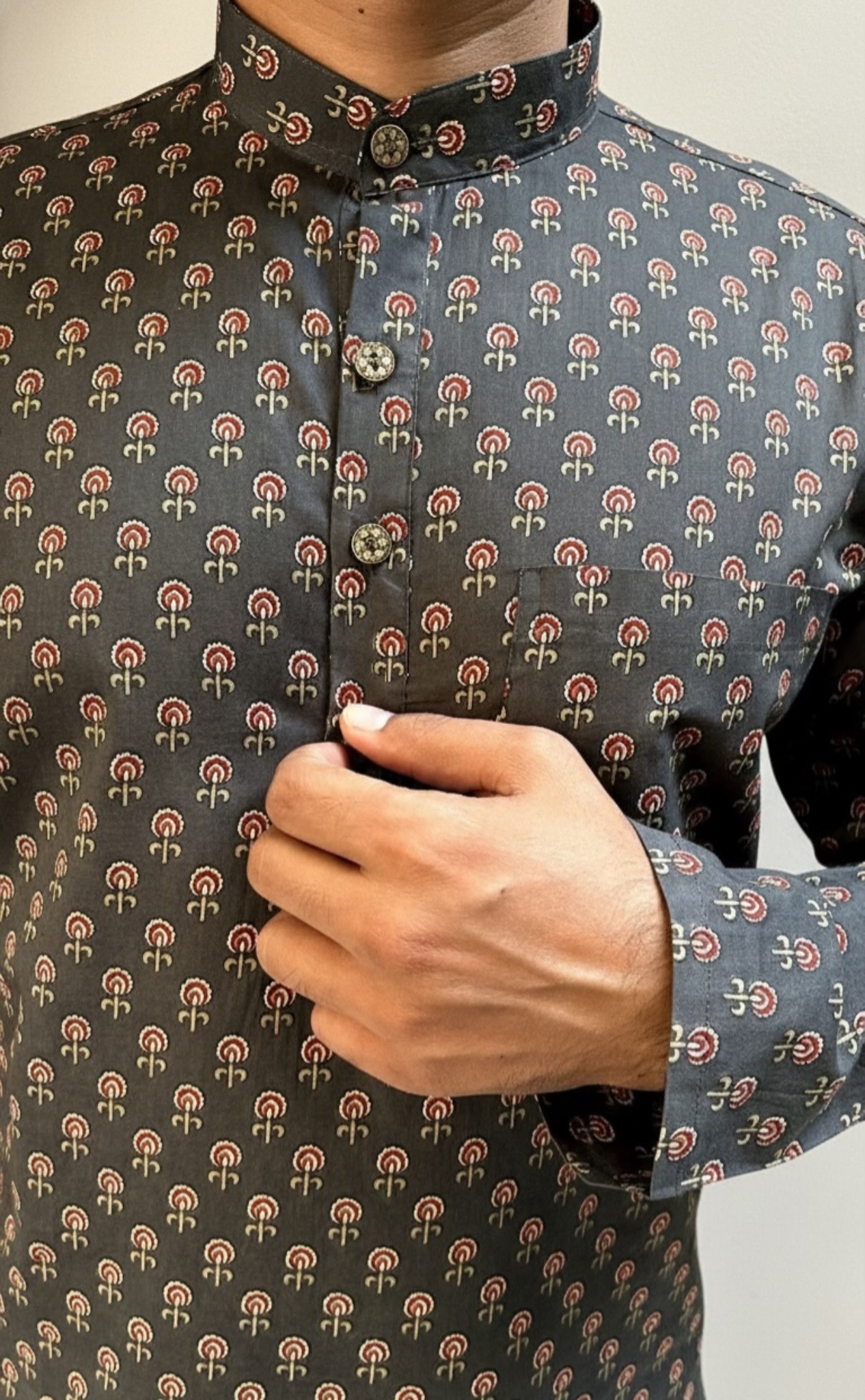 photo-output Man Shirt Mandarin Collar Tulip Print - Image 3